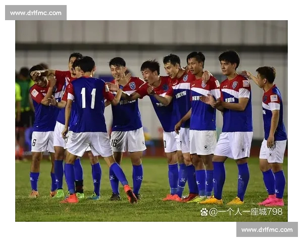 逆转胜利！足球赛场惊现悬念大逆袭，球队绝杀扭转乾坤全场沸腾 - 副本 (3)